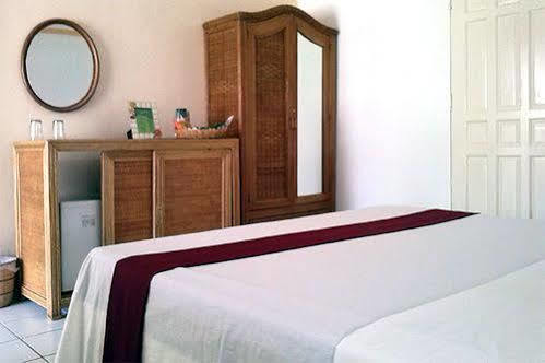 Whispering Palms Island Resort Bacolod Esterno foto